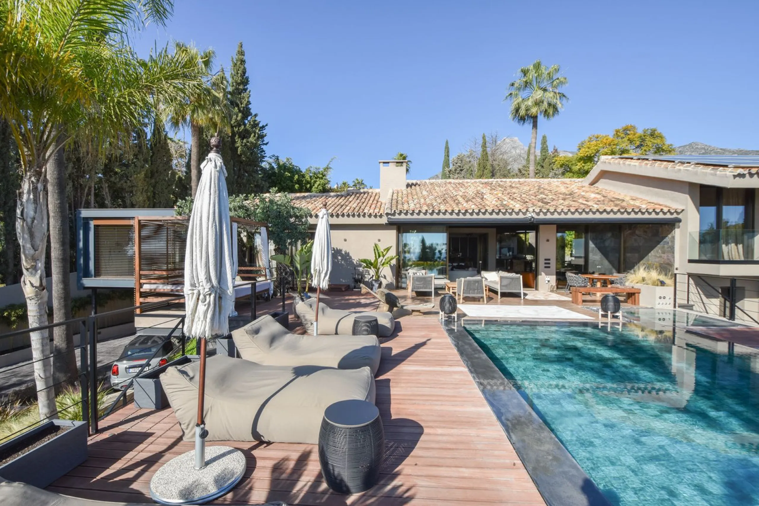 Welcome to luxury living in the prestigious La Capellania, in Marbella Hill Club! This exquisite villa offers sophistication and tranquility, boasting 5 bedrooms and 4 bathrooms across its meticulously designed interiors. The spacious layout provides an a