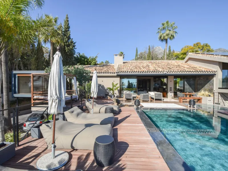 Welcome to luxury living in the prestigious La Capellania, in Marbella Hill Club! This exquisite villa offers sophistication and tranquility, boasting 5 bedrooms and 4 bathrooms across its meticulously designed interiors. The spacious layout provides an a
