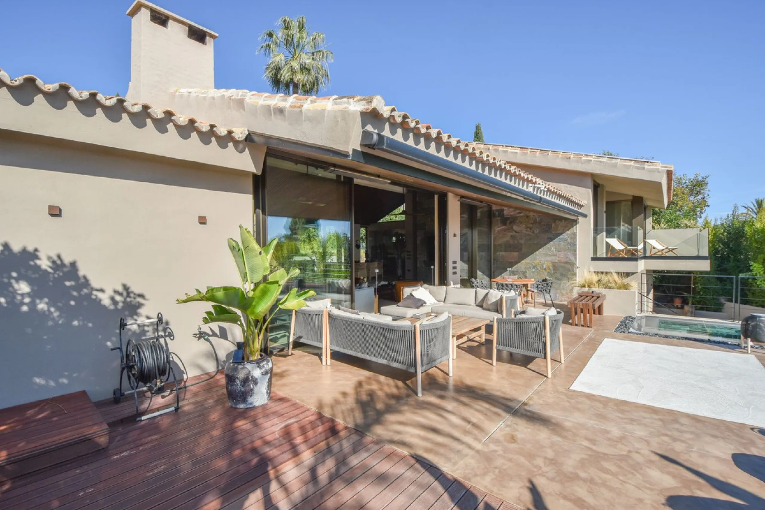Welcome to luxury living in the prestigious La Capellania, in Marbella Hill Club! This exquisite villa offers sophistication and tranquility, boasting 5 bedrooms and 4 bathrooms across its meticulously designed interiors. The spacious layout provides an a