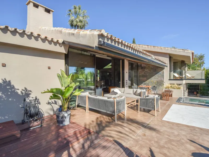Welcome to luxury living in the prestigious La Capellania, in Marbella Hill Club! This exquisite villa offers sophistication and tranquility, boasting 5 bedrooms and 4 bathrooms across its meticulously designed interiors. The spacious layout provides an a
