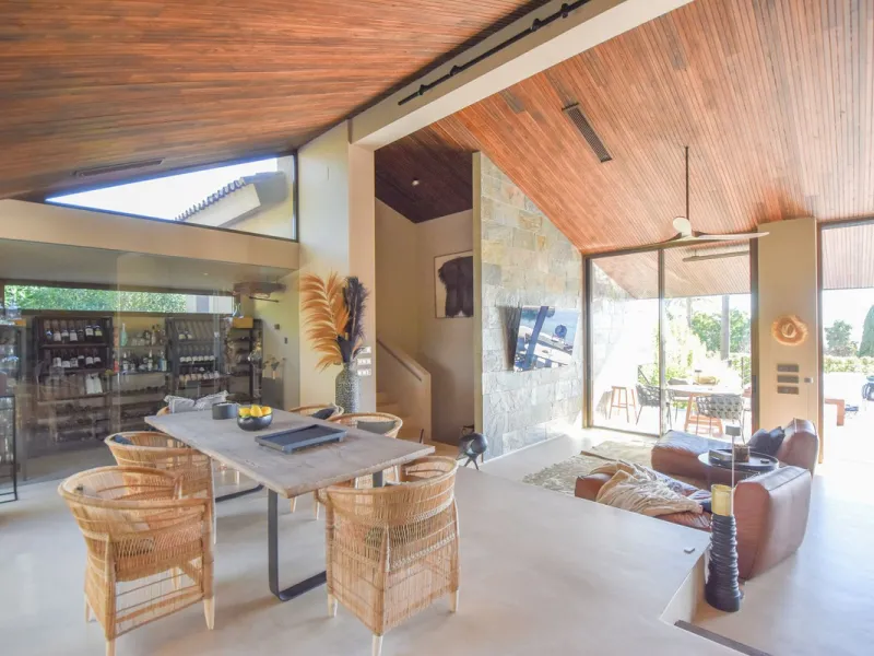 Welcome to luxury living in the prestigious La Capellania, in Marbella Hill Club! This exquisite villa offers sophistication and tranquility, boasting 5 bedrooms and 4 bathrooms across its meticulously designed interiors. The spacious layout provides an a