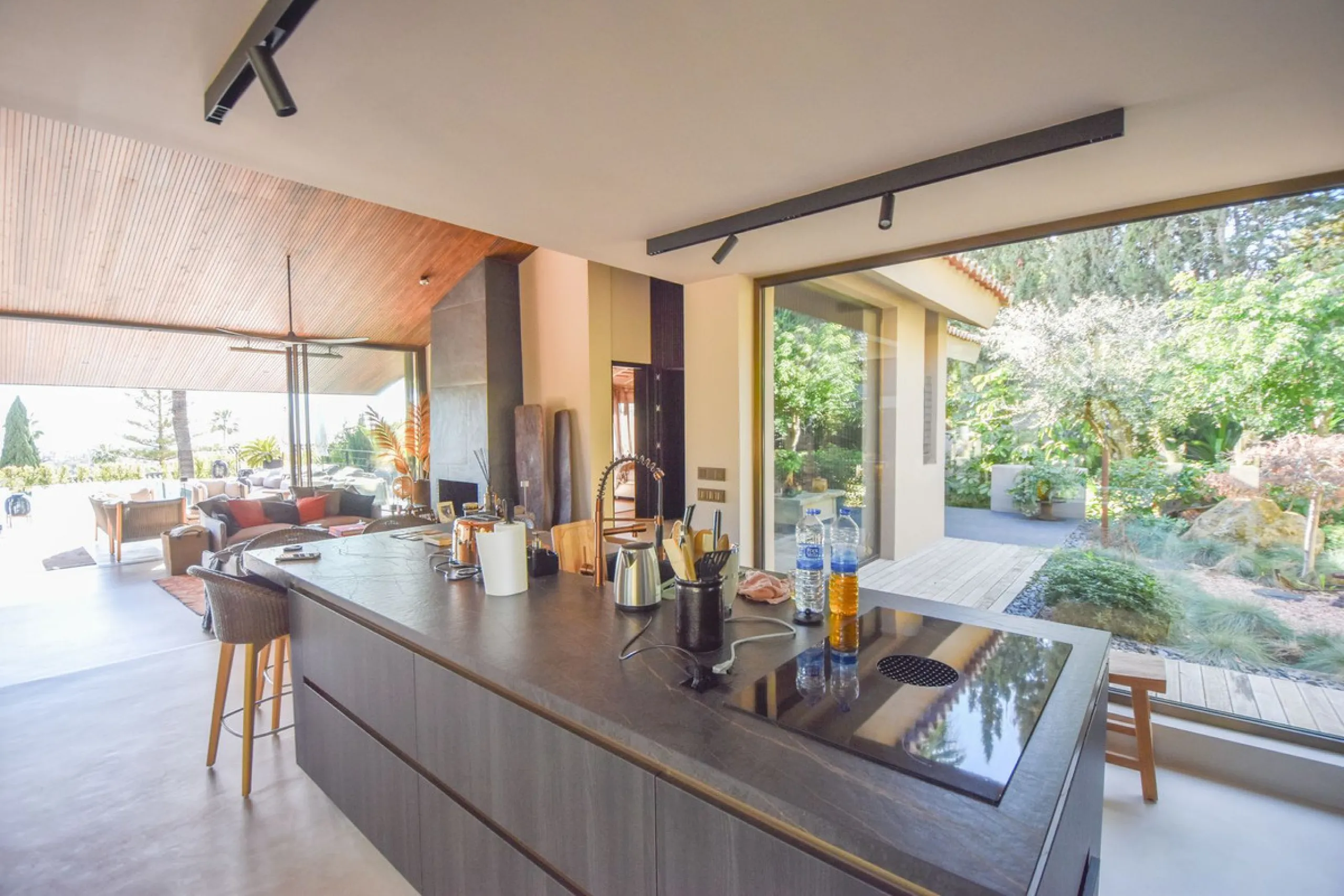 Welcome to luxury living in the prestigious La Capellania, in Marbella Hill Club! This exquisite villa offers sophistication and tranquility, boasting 5 bedrooms and 4 bathrooms across its meticulously designed interiors. The spacious layout provides an a
