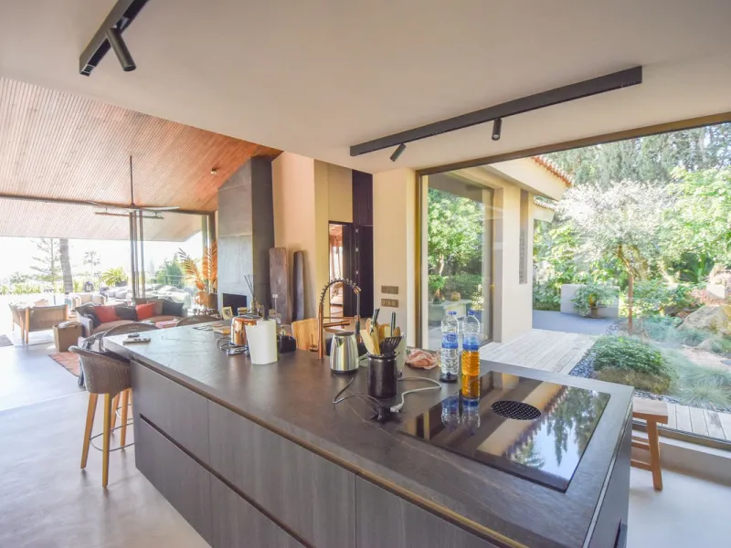 Welcome to luxury living in the prestigious La Capellania, in Marbella Hill Club! This exquisite villa offers sophistication and tranquility, boasting 5 bedrooms and 4 bathrooms across its meticulously designed interiors. The spacious layout provides an a