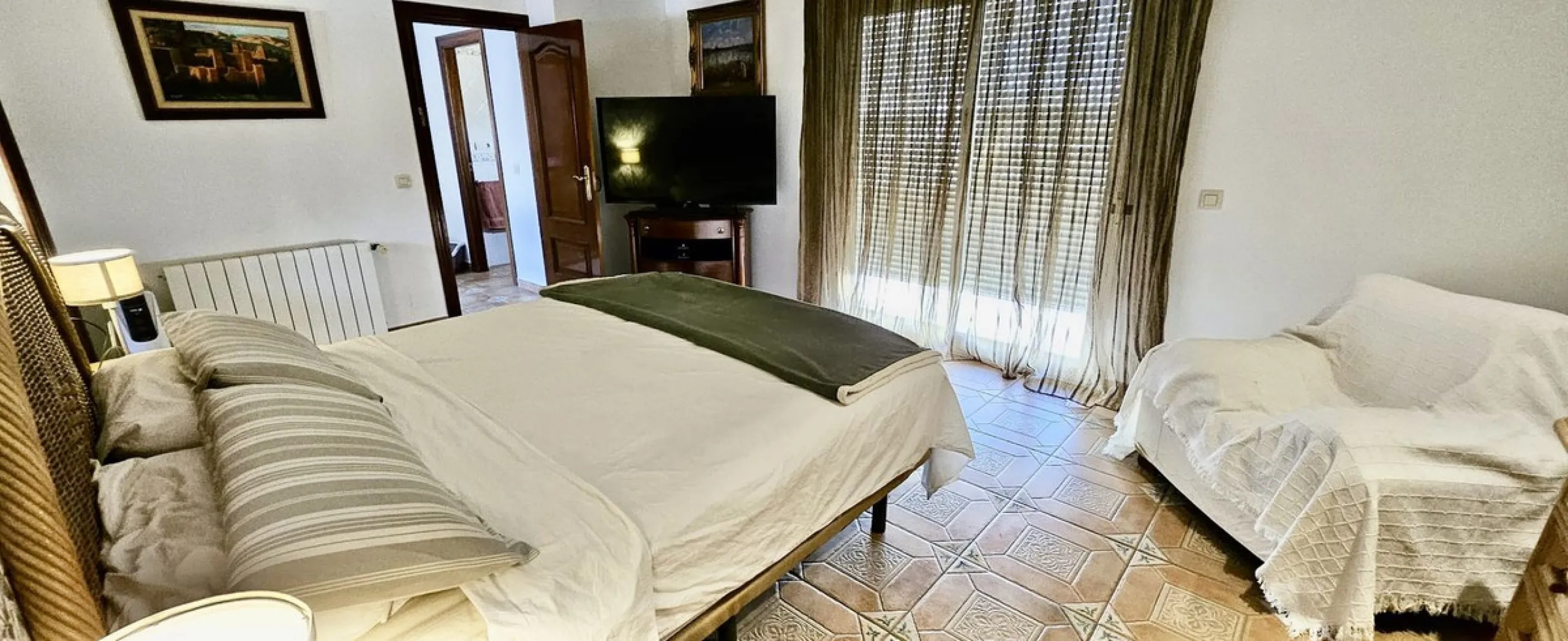 Large detached villa with a pool and two separate entrances in La Chumbera