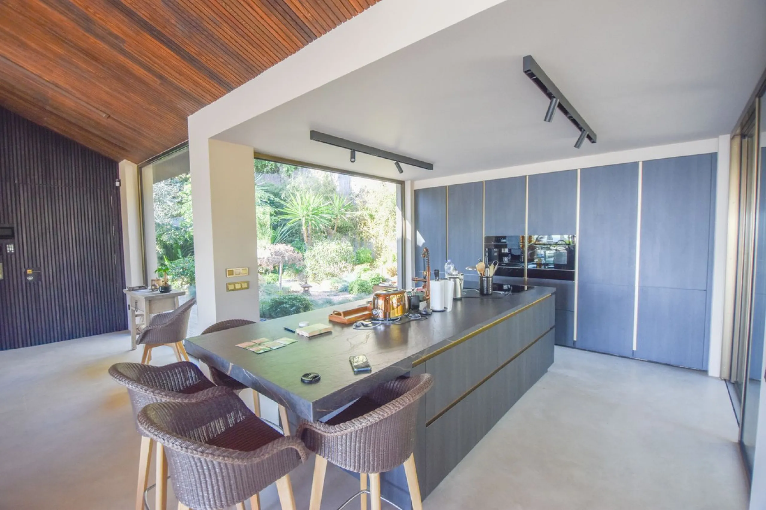 Welcome to luxury living in the prestigious La Capellania, in Marbella Hill Club! This exquisite villa offers sophistication and tranquility, boasting 5 bedrooms and 4 bathrooms across its meticulously designed interiors. The spacious layout provides an a