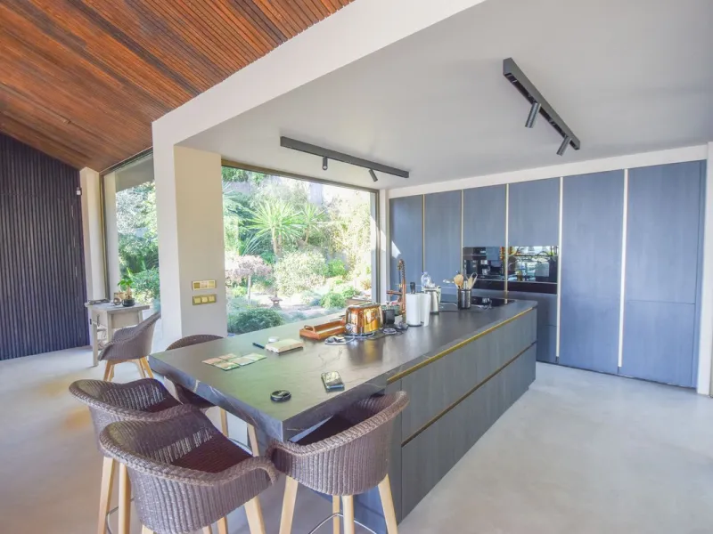 Welcome to luxury living in the prestigious La Capellania, in Marbella Hill Club! This exquisite villa offers sophistication and tranquility, boasting 5 bedrooms and 4 bathrooms across its meticulously designed interiors. The spacious layout provides an a