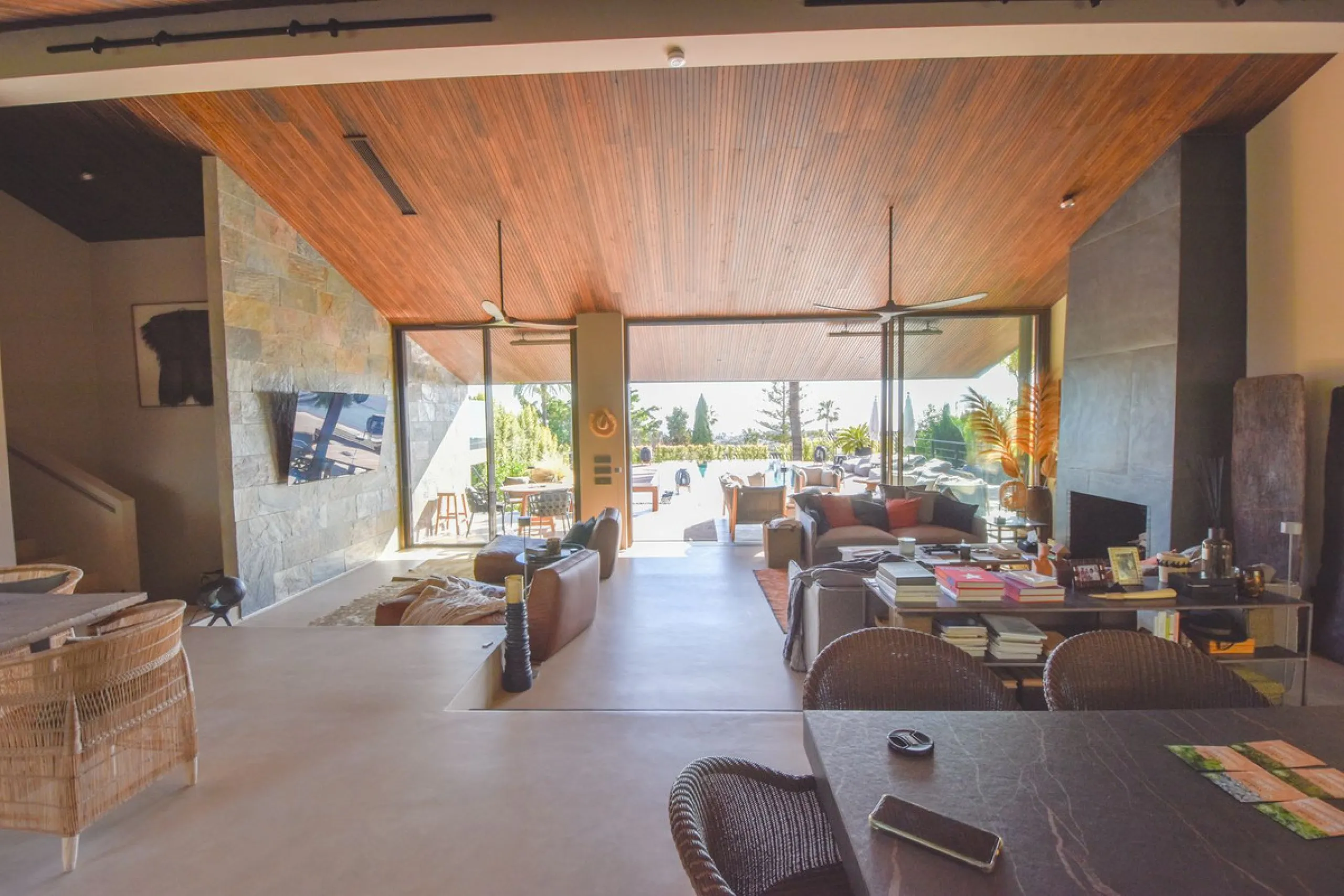 Welcome to luxury living in the prestigious La Capellania, in Marbella Hill Club! This exquisite villa offers sophistication and tranquility, boasting 5 bedrooms and 4 bathrooms across its meticulously designed interiors. The spacious layout provides an a