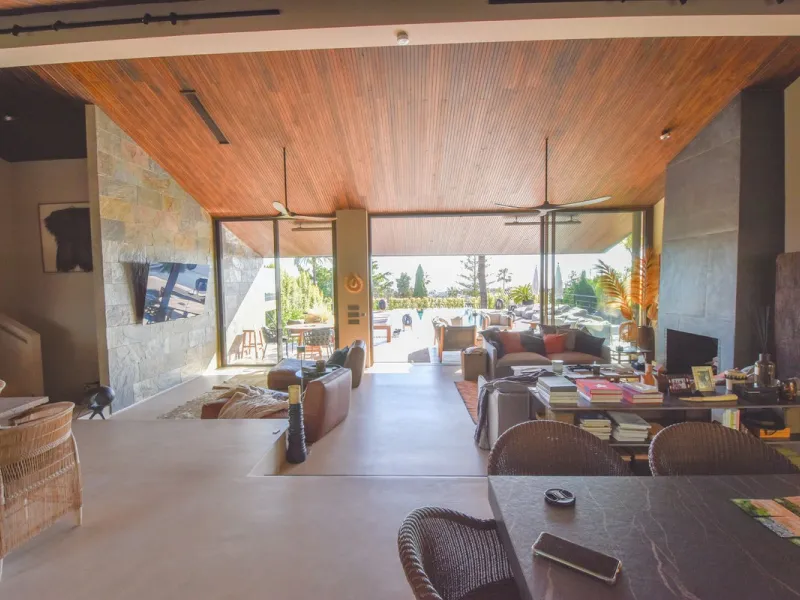 Welcome to luxury living in the prestigious La Capellania, in Marbella Hill Club! This exquisite villa offers sophistication and tranquility, boasting 5 bedrooms and 4 bathrooms across its meticulously designed interiors. The spacious layout provides an a