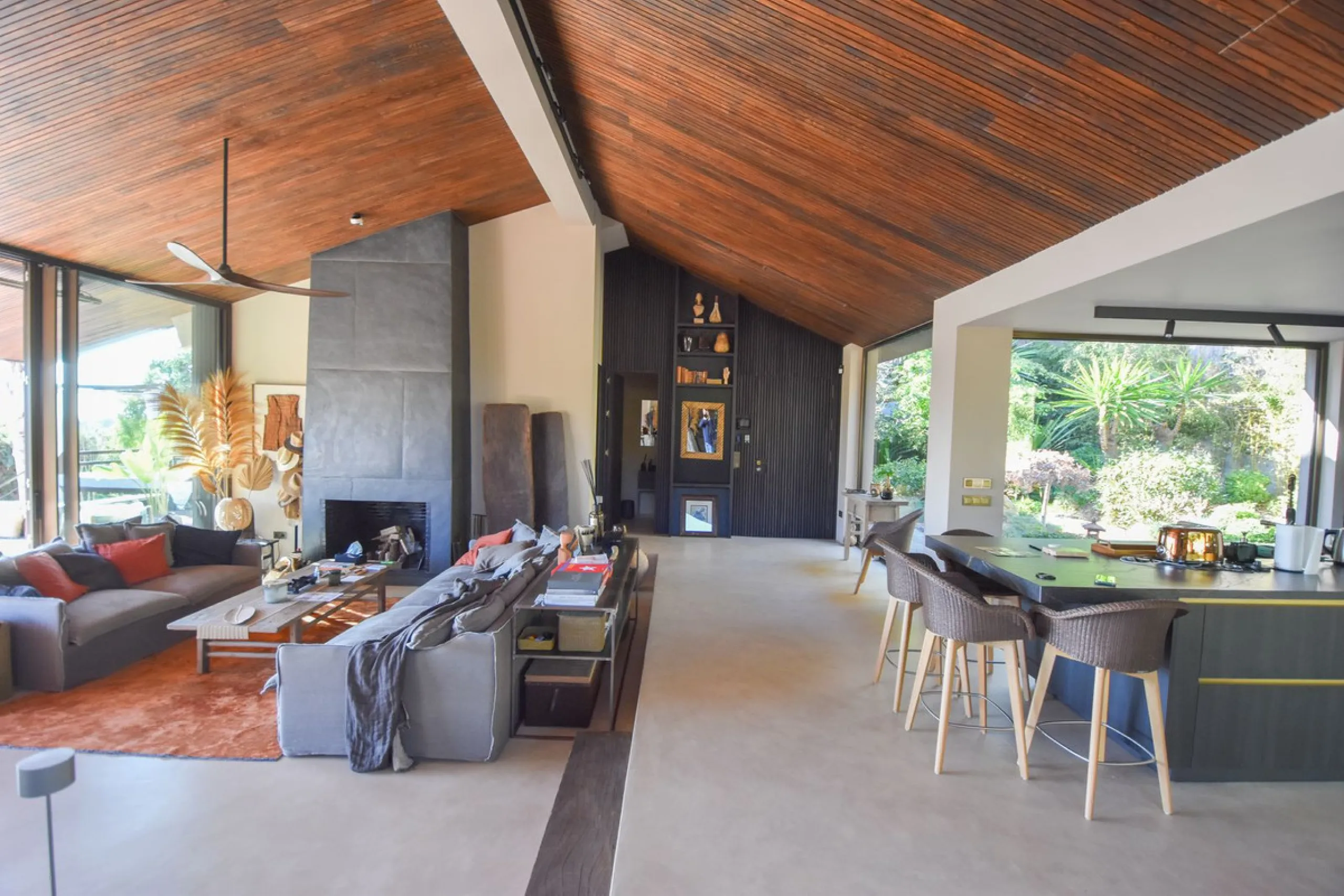 Welcome to luxury living in the prestigious La Capellania, in Marbella Hill Club! This exquisite villa offers sophistication and tranquility, boasting 5 bedrooms and 4 bathrooms across its meticulously designed interiors. The spacious layout provides an a