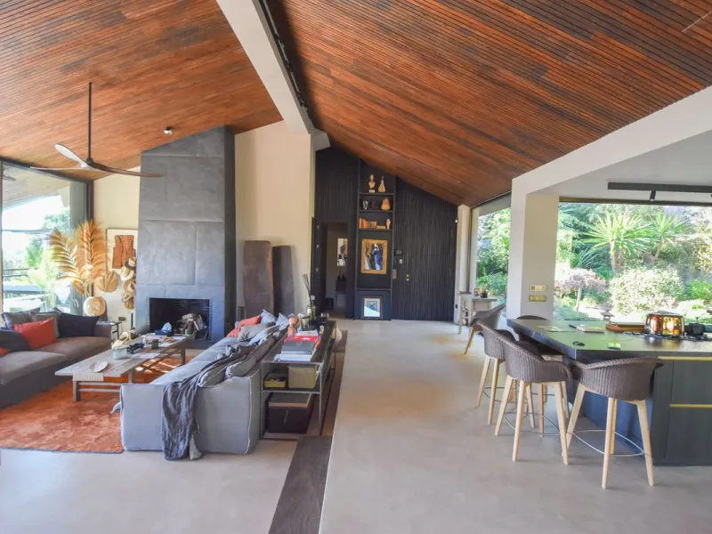 Welcome to luxury living in the prestigious La Capellania, in Marbella Hill Club! This exquisite villa offers sophistication and tranquility, boasting 5 bedrooms and 4 bathrooms across its meticulously designed interiors. The spacious layout provides an a