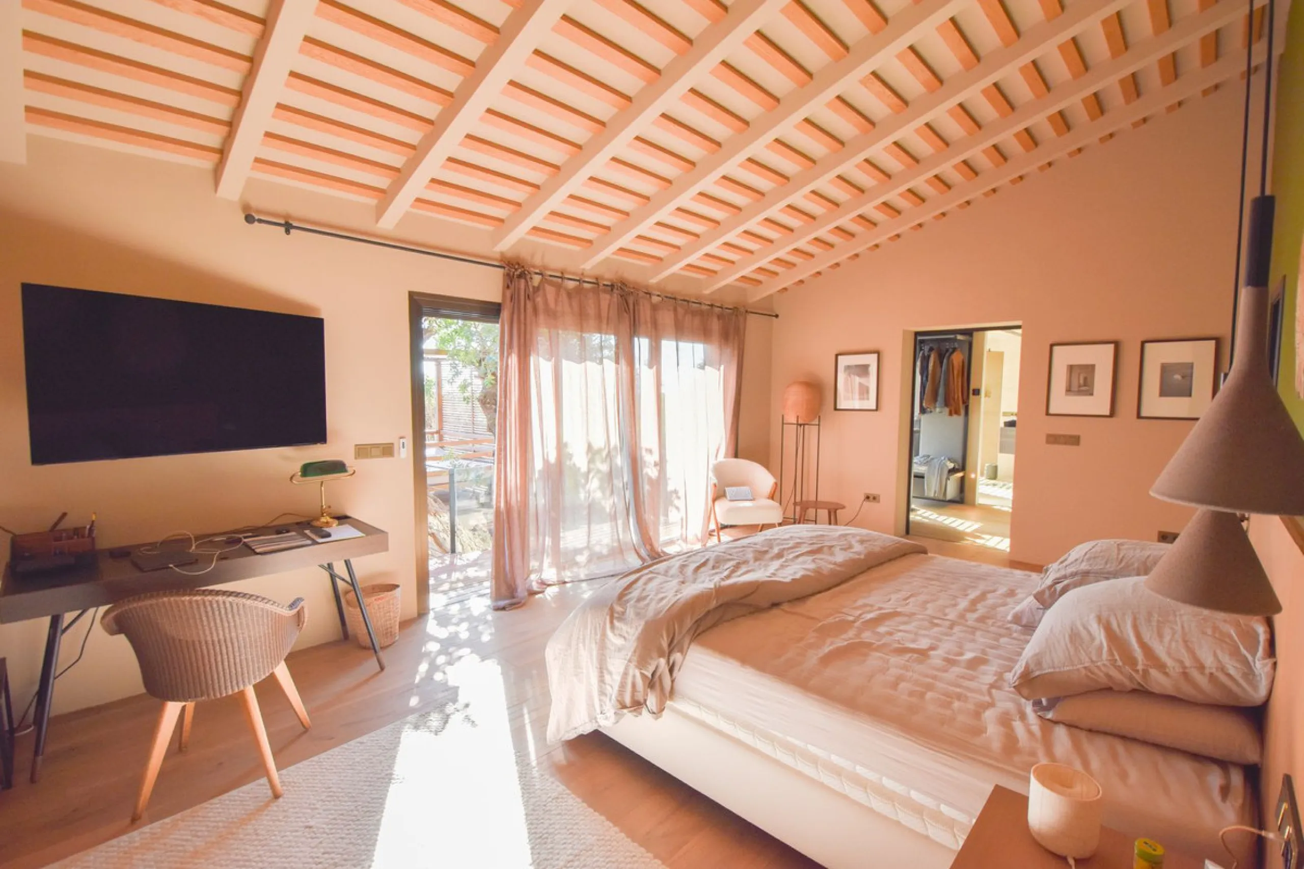 Welcome to luxury living in the prestigious La Capellania, in Marbella Hill Club! This exquisite villa offers sophistication and tranquility, boasting 5 bedrooms and 4 bathrooms across its meticulously designed interiors. The spacious layout provides an a