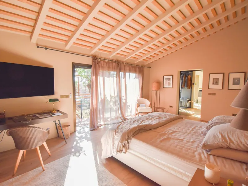 Welcome to luxury living in the prestigious La Capellania, in Marbella Hill Club! This exquisite villa offers sophistication and tranquility, boasting 5 bedrooms and 4 bathrooms across its meticulously designed interiors. The spacious layout provides an a