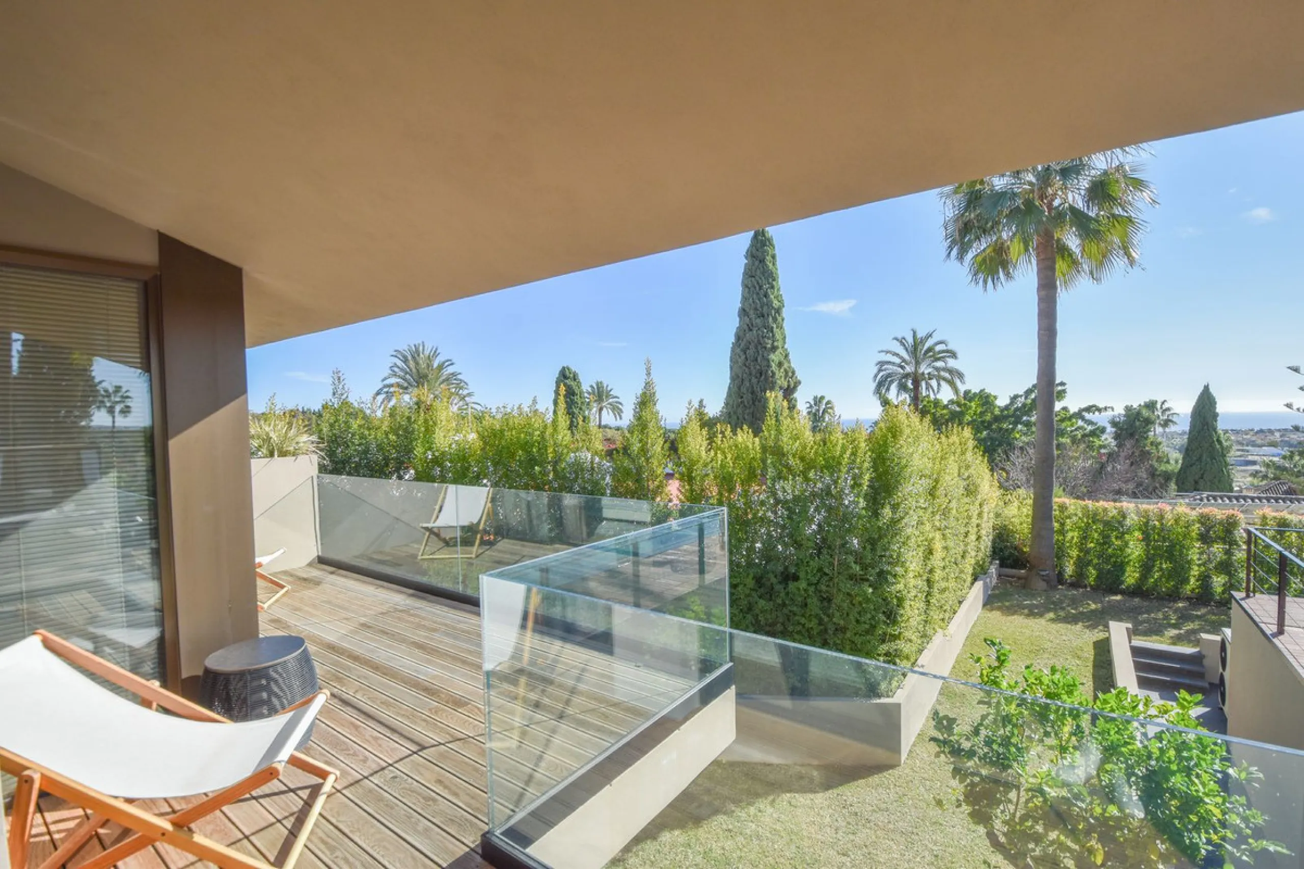 Welcome to luxury living in the prestigious La Capellania, in Marbella Hill Club! This exquisite villa offers sophistication and tranquility, boasting 5 bedrooms and 4 bathrooms across its meticulously designed interiors. The spacious layout provides an a