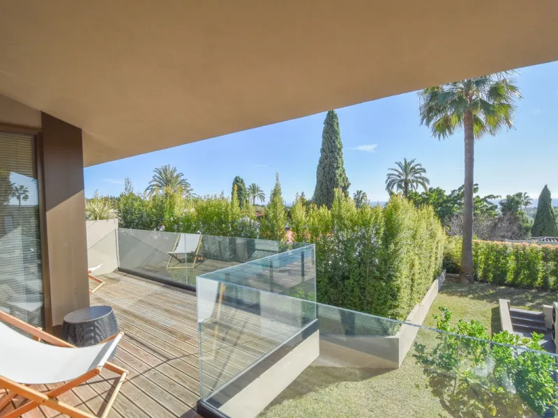 Welcome to luxury living in the prestigious La Capellania, in Marbella Hill Club! This exquisite villa offers sophistication and tranquility, boasting 5 bedrooms and 4 bathrooms across its meticulously designed interiors. The spacious layout provides an a