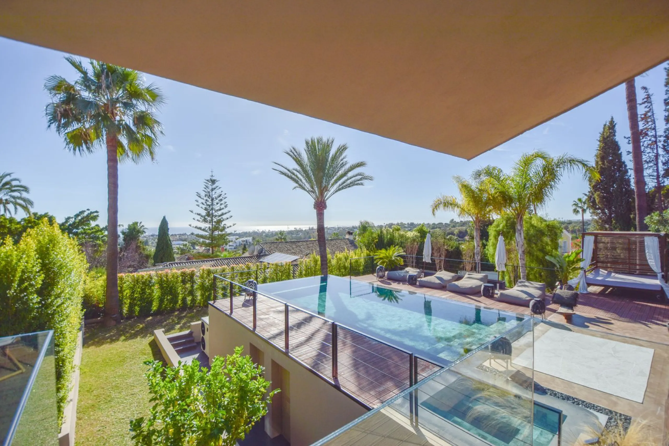 Welcome to luxury living in the prestigious La Capellania, in Marbella Hill Club! This exquisite villa offers sophistication and tranquility, boasting 5 bedrooms and 4 bathrooms across its meticulously designed interiors. The spacious layout provides an a