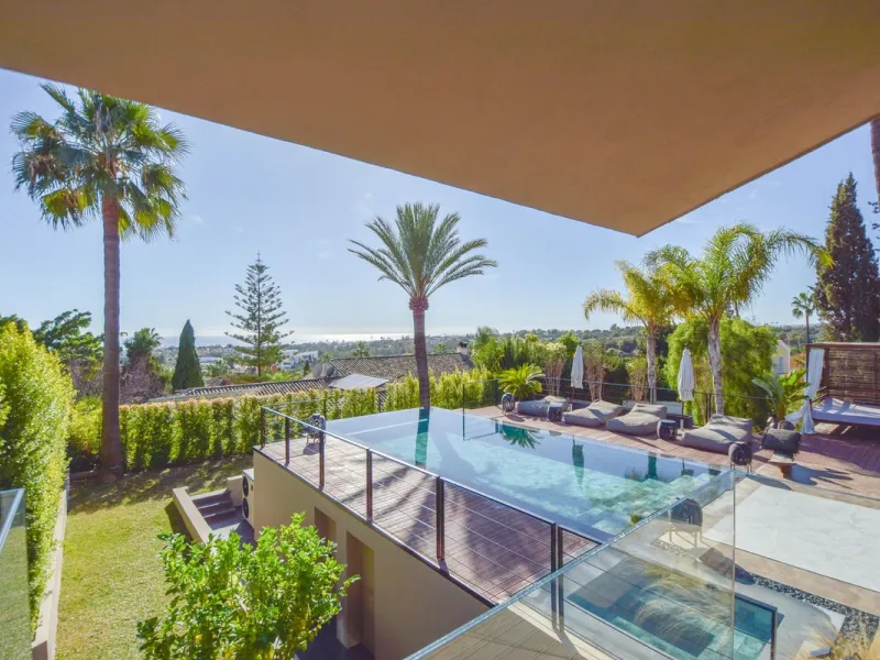 Welcome to luxury living in the prestigious La Capellania, in Marbella Hill Club! This exquisite villa offers sophistication and tranquility, boasting 5 bedrooms and 4 bathrooms across its meticulously designed interiors. The spacious layout provides an a