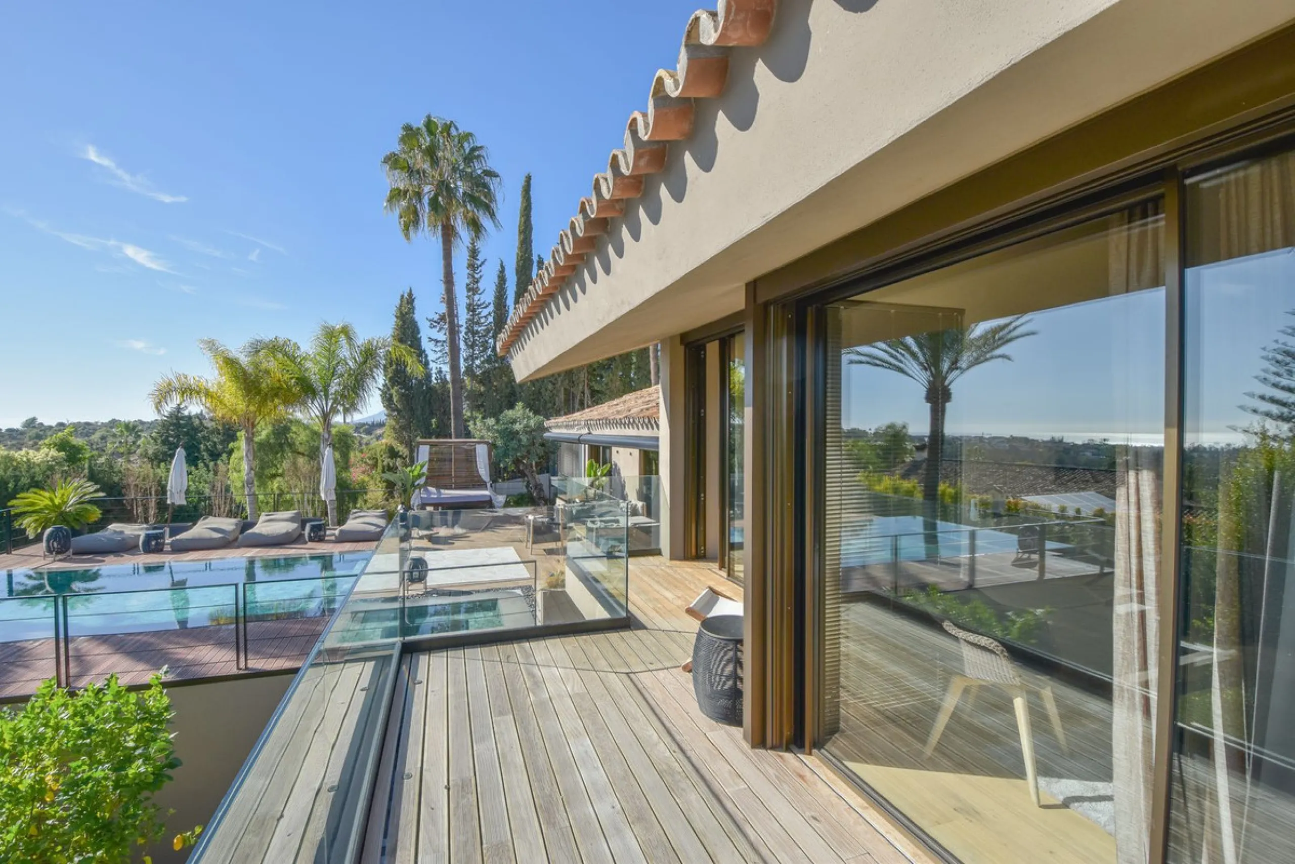 Welcome to luxury living in the prestigious La Capellania, in Marbella Hill Club! This exquisite villa offers sophistication and tranquility, boasting 5 bedrooms and 4 bathrooms across its meticulously designed interiors. The spacious layout provides an a