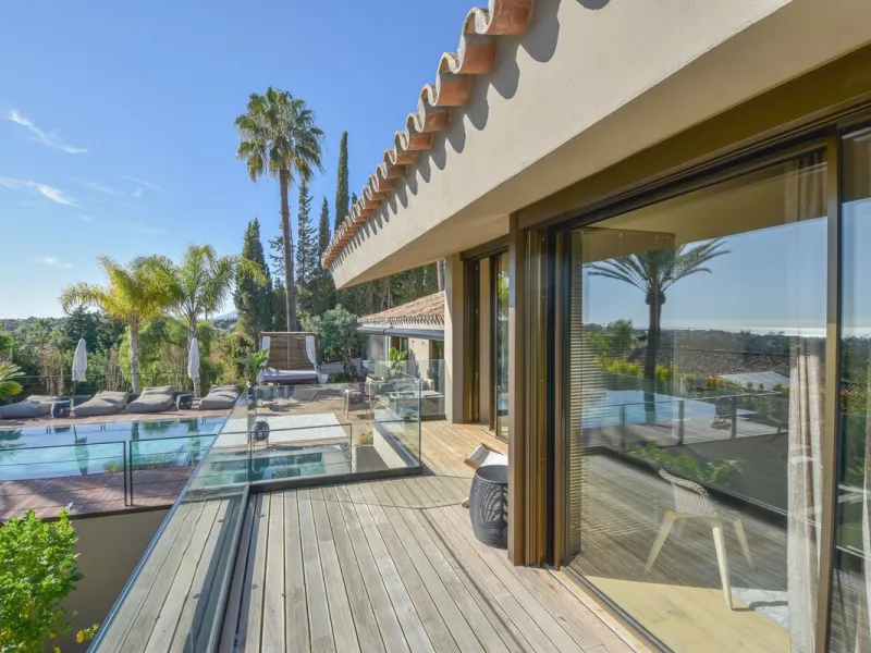 Welcome to luxury living in the prestigious La Capellania, in Marbella Hill Club! This exquisite villa offers sophistication and tranquility, boasting 5 bedrooms and 4 bathrooms across its meticulously designed interiors. The spacious layout provides an a