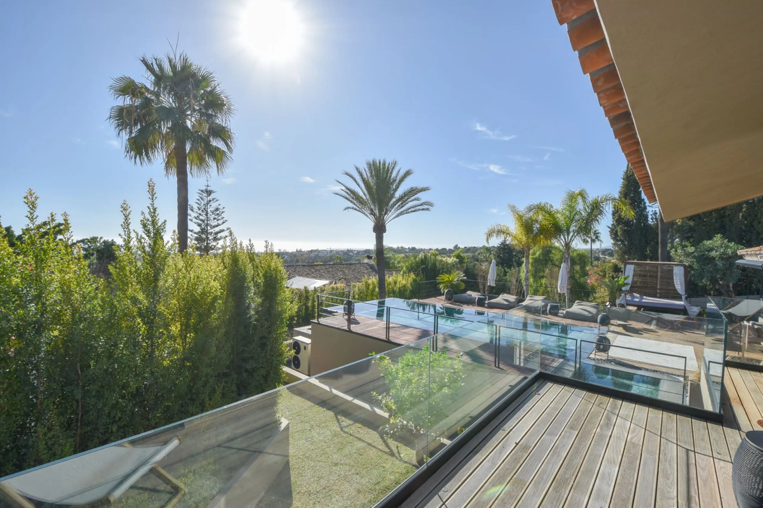 Welcome to luxury living in the prestigious La Capellania, in Marbella Hill Club! This exquisite villa offers sophistication and tranquility, boasting 5 bedrooms and 4 bathrooms across its meticulously designed interiors. The spacious layout provides an a