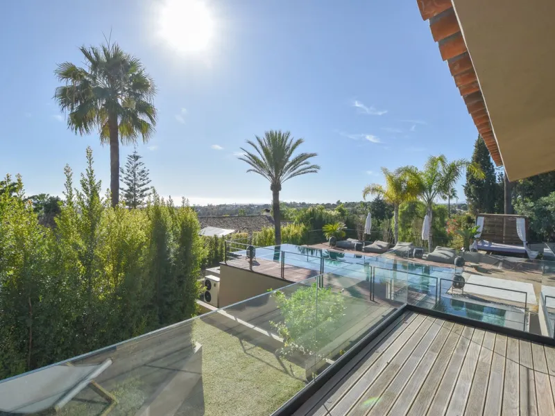 Welcome to luxury living in the prestigious La Capellania, in Marbella Hill Club! This exquisite villa offers sophistication and tranquility, boasting 5 bedrooms and 4 bathrooms across its meticulously designed interiors. The spacious layout provides an a