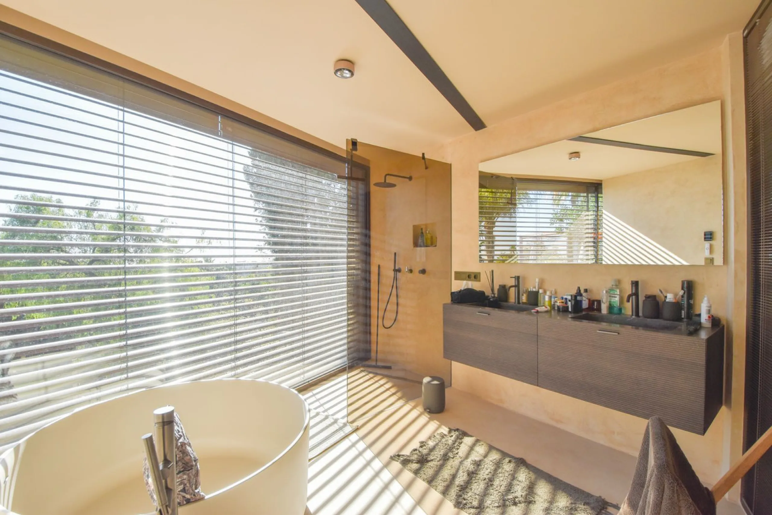 Welcome to luxury living in the prestigious La Capellania, in Marbella Hill Club! This exquisite villa offers sophistication and tranquility, boasting 5 bedrooms and 4 bathrooms across its meticulously designed interiors. The spacious layout provides an a