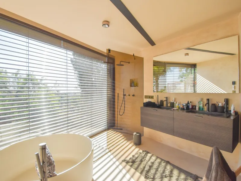 Welcome to luxury living in the prestigious La Capellania, in Marbella Hill Club! This exquisite villa offers sophistication and tranquility, boasting 5 bedrooms and 4 bathrooms across its meticulously designed interiors. The spacious layout provides an a