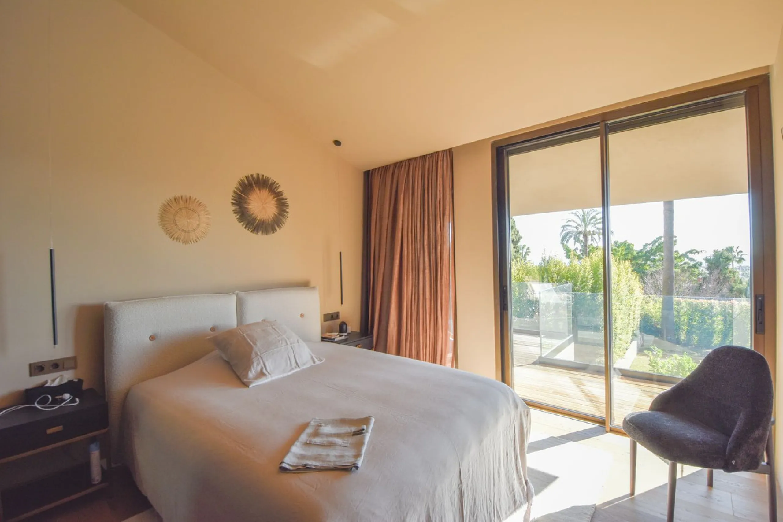 Welcome to luxury living in the prestigious La Capellania, in Marbella Hill Club! This exquisite villa offers sophistication and tranquility, boasting 5 bedrooms and 4 bathrooms across its meticulously designed interiors. The spacious layout provides an a