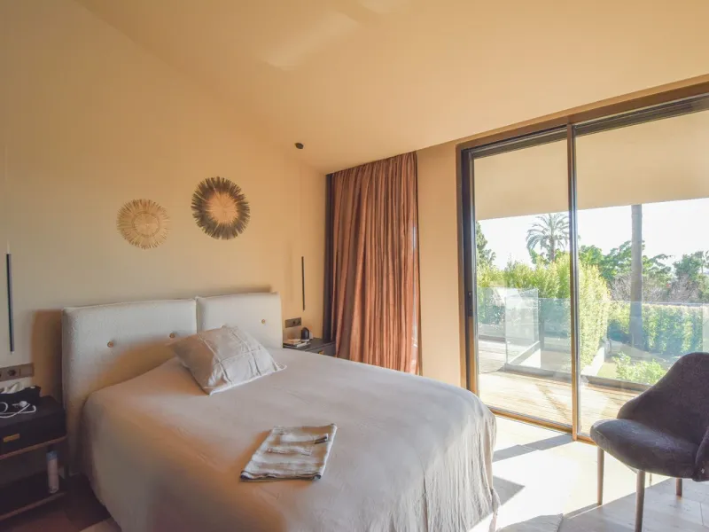 Welcome to luxury living in the prestigious La Capellania, in Marbella Hill Club! This exquisite villa offers sophistication and tranquility, boasting 5 bedrooms and 4 bathrooms across its meticulously designed interiors. The spacious layout provides an a