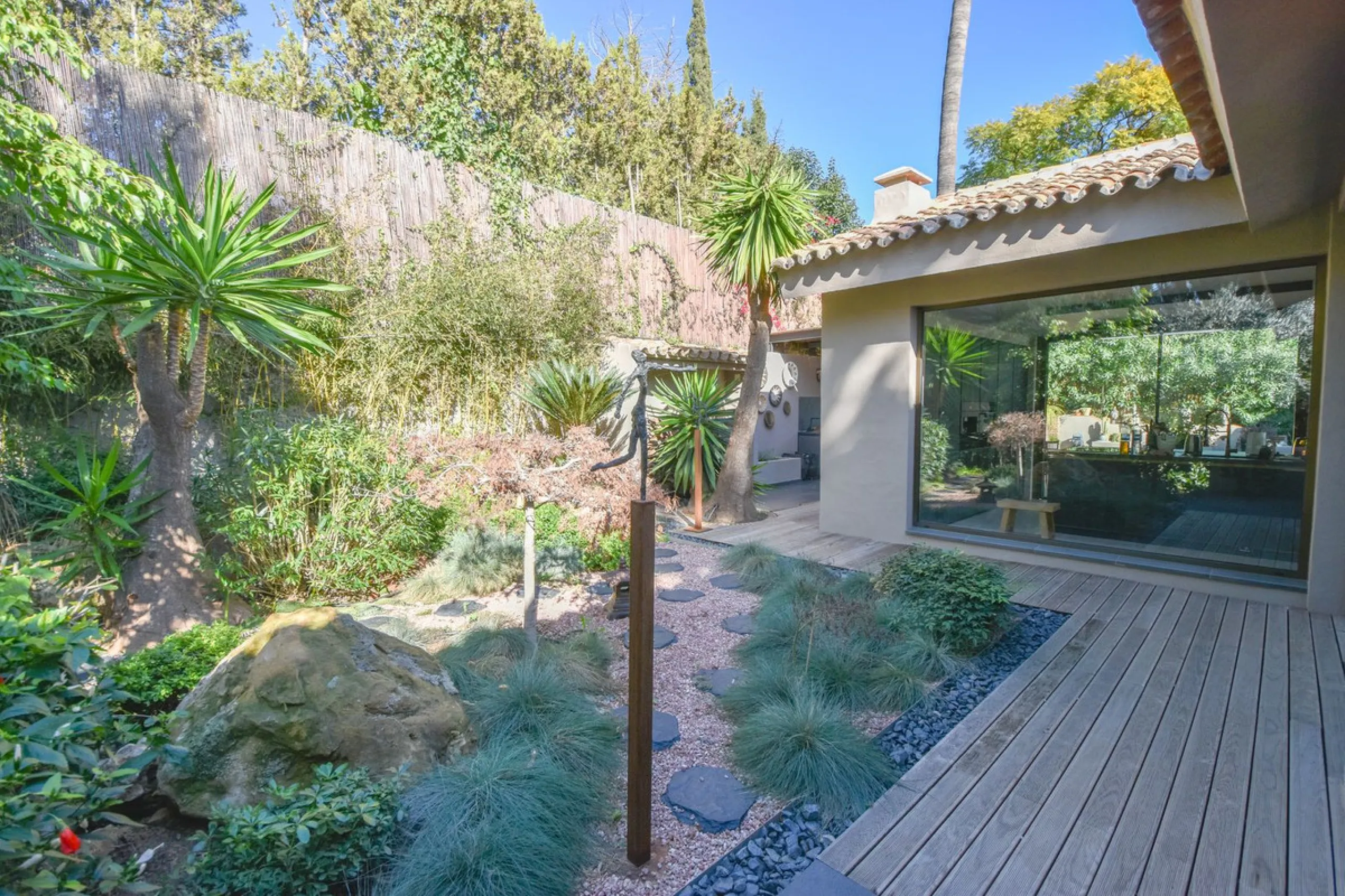 Welcome to luxury living in the prestigious La Capellania, in Marbella Hill Club! This exquisite villa offers sophistication and tranquility, boasting 5 bedrooms and 4 bathrooms across its meticulously designed interiors. The spacious layout provides an a