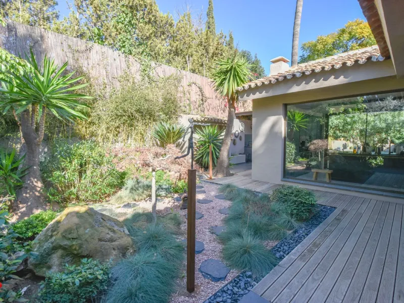 Welcome to luxury living in the prestigious La Capellania, in Marbella Hill Club! This exquisite villa offers sophistication and tranquility, boasting 5 bedrooms and 4 bathrooms across its meticulously designed interiors. The spacious layout provides an a
