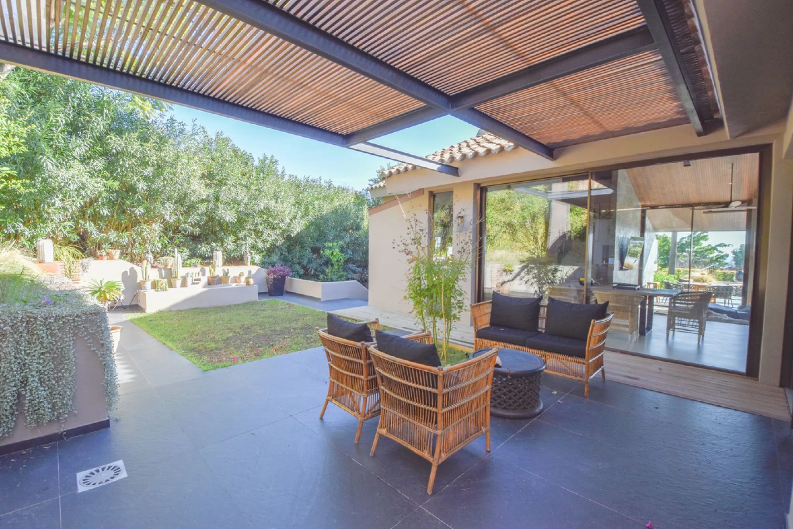 Welcome to luxury living in the prestigious La Capellania, in Marbella Hill Club! This exquisite villa offers sophistication and tranquility, boasting 5 bedrooms and 4 bathrooms across its meticulously designed interiors. The spacious layout provides an a
