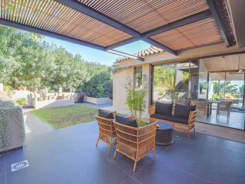Welcome to luxury living in the prestigious La Capellania, in Marbella Hill Club! This exquisite villa offers sophistication and tranquility, boasting 5 bedrooms and 4 bathrooms across its meticulously designed interiors. The spacious layout provides an a