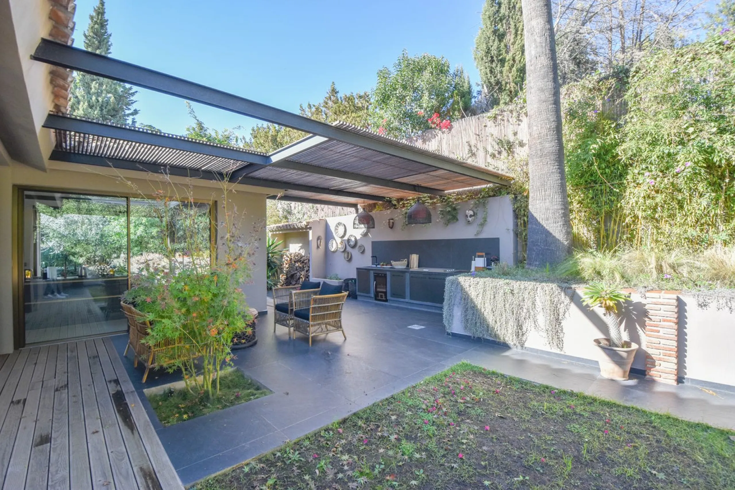 Welcome to luxury living in the prestigious La Capellania, in Marbella Hill Club! This exquisite villa offers sophistication and tranquility, boasting 5 bedrooms and 4 bathrooms across its meticulously designed interiors. The spacious layout provides an a