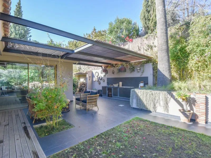 Welcome to luxury living in the prestigious La Capellania, in Marbella Hill Club! This exquisite villa offers sophistication and tranquility, boasting 5 bedrooms and 4 bathrooms across its meticulously designed interiors. The spacious layout provides an a