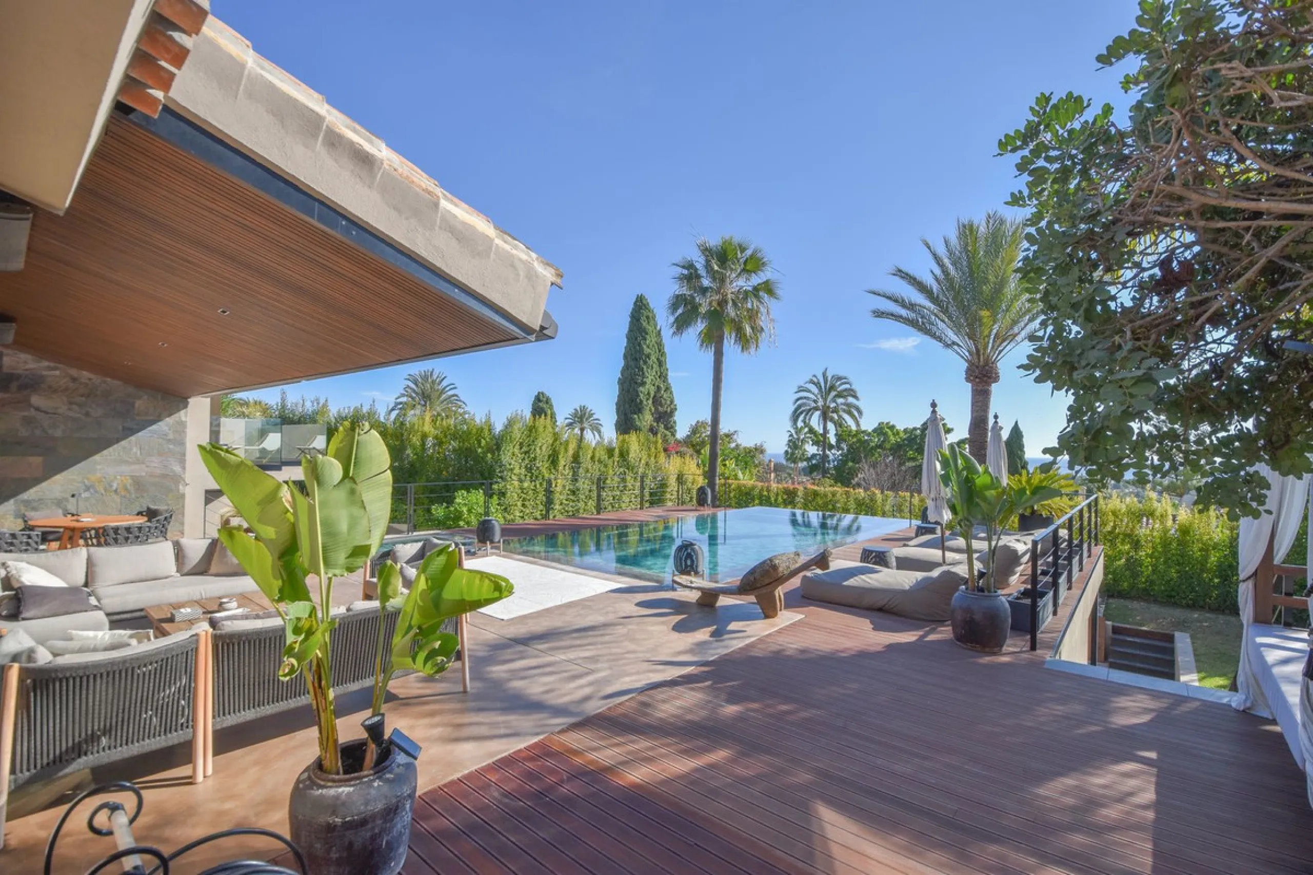 Welcome to luxury living in the prestigious La Capellania, in Marbella Hill Club! This exquisite villa offers sophistication and tranquility, boasting 5 bedrooms and 4 bathrooms across its meticulously designed interiors. The spacious layout provides an a