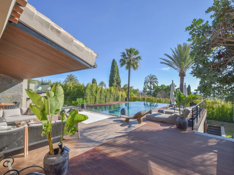 Welcome to luxury living in the prestigious La Capellania, in Marbella Hill Club! This exquisite villa offers sophistication and tranquility, boasting 5 bedrooms and 4 bathrooms across its meticulously designed interiors. The spacious layout provides an a