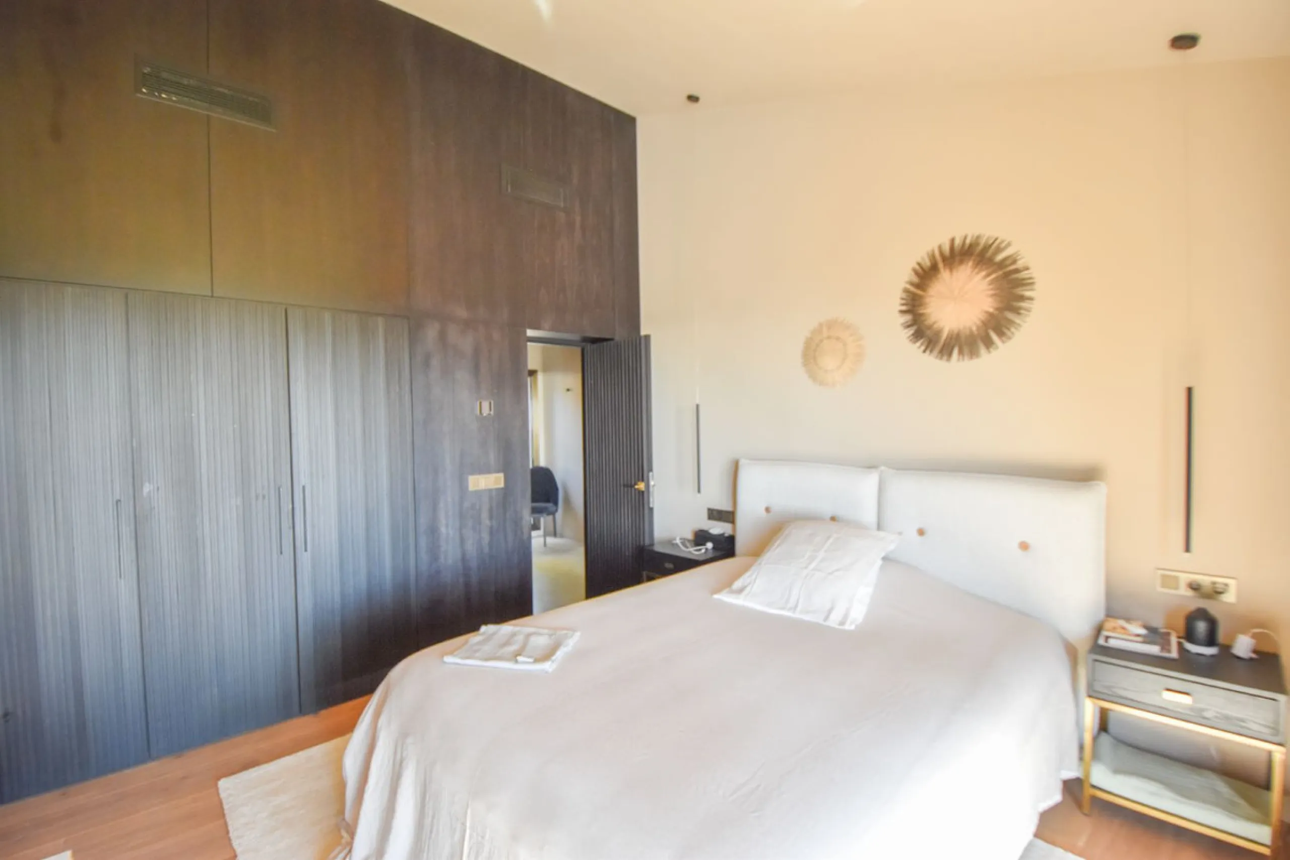 Welcome to luxury living in the prestigious La Capellania, in Marbella Hill Club! This exquisite villa offers sophistication and tranquility, boasting 5 bedrooms and 4 bathrooms across its meticulously designed interiors. The spacious layout provides an a