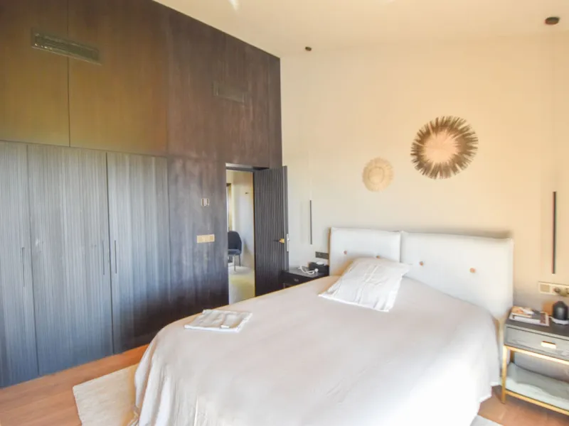 Welcome to luxury living in the prestigious La Capellania, in Marbella Hill Club! This exquisite villa offers sophistication and tranquility, boasting 5 bedrooms and 4 bathrooms across its meticulously designed interiors. The spacious layout provides an a