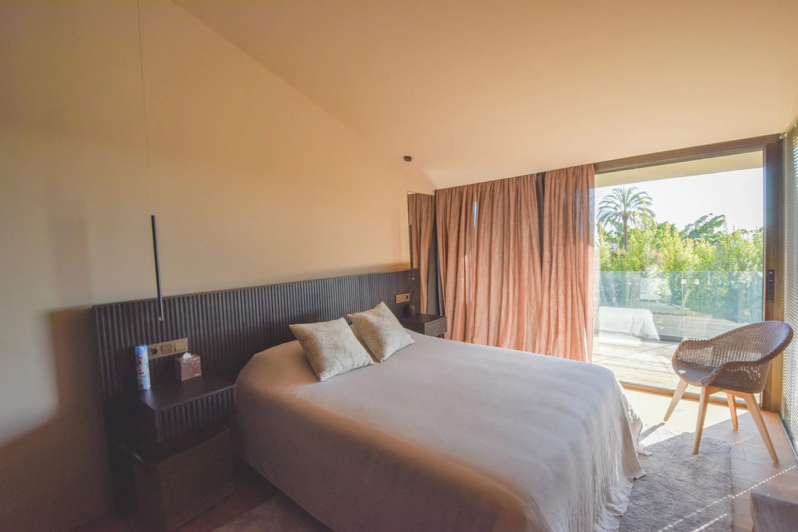 Welcome to luxury living in the prestigious La Capellania, in Marbella Hill Club! This exquisite villa offers sophistication and tranquility, boasting 5 bedrooms and 4 bathrooms across its meticulously designed interiors. The spacious layout provides an a
