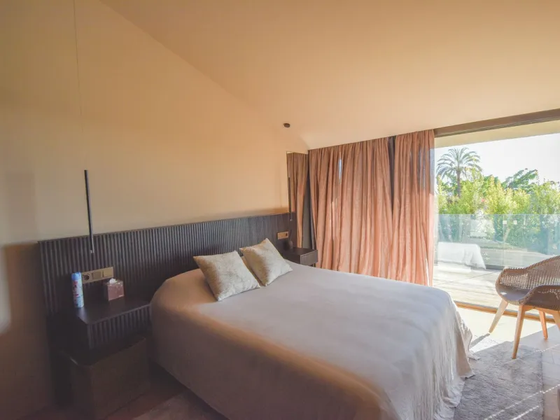 Welcome to luxury living in the prestigious La Capellania, in Marbella Hill Club! This exquisite villa offers sophistication and tranquility, boasting 5 bedrooms and 4 bathrooms across its meticulously designed interiors. The spacious layout provides an a
