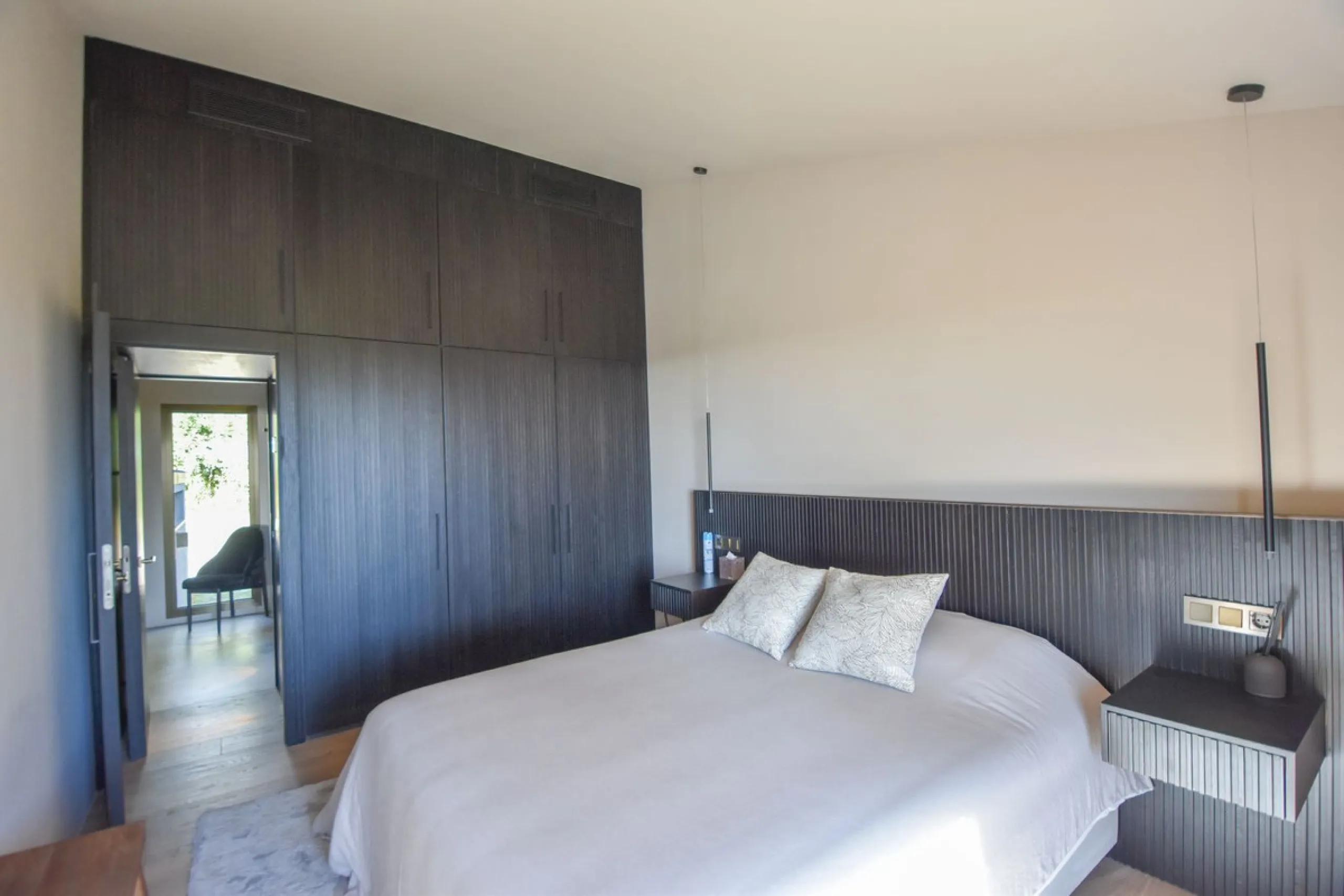 Welcome to luxury living in the prestigious La Capellania, in Marbella Hill Club! This exquisite villa offers sophistication and tranquility, boasting 5 bedrooms and 4 bathrooms across its meticulously designed interiors. The spacious layout provides an a