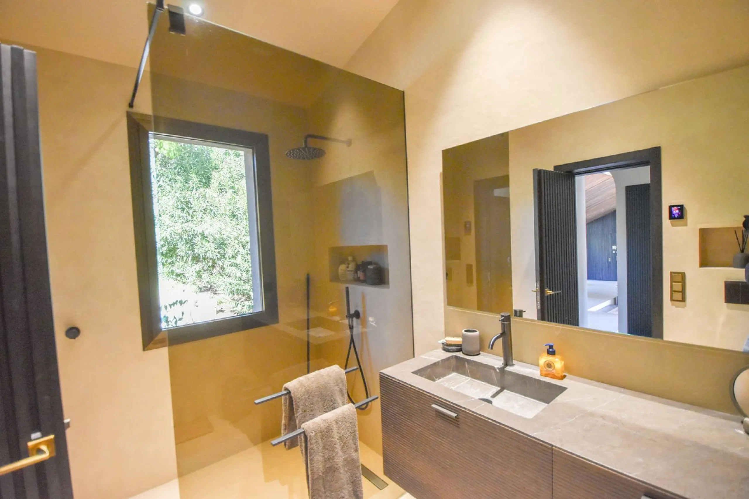 Welcome to luxury living in the prestigious La Capellania, in Marbella Hill Club! This exquisite villa offers sophistication and tranquility, boasting 5 bedrooms and 4 bathrooms across its meticulously designed interiors. The spacious layout provides an a