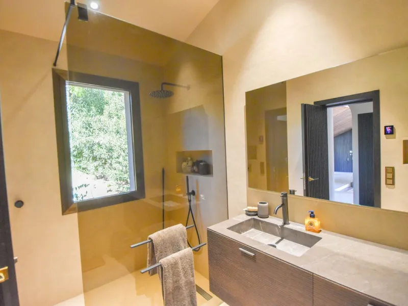 Welcome to luxury living in the prestigious La Capellania, in Marbella Hill Club! This exquisite villa offers sophistication and tranquility, boasting 5 bedrooms and 4 bathrooms across its meticulously designed interiors. The spacious layout provides an a
