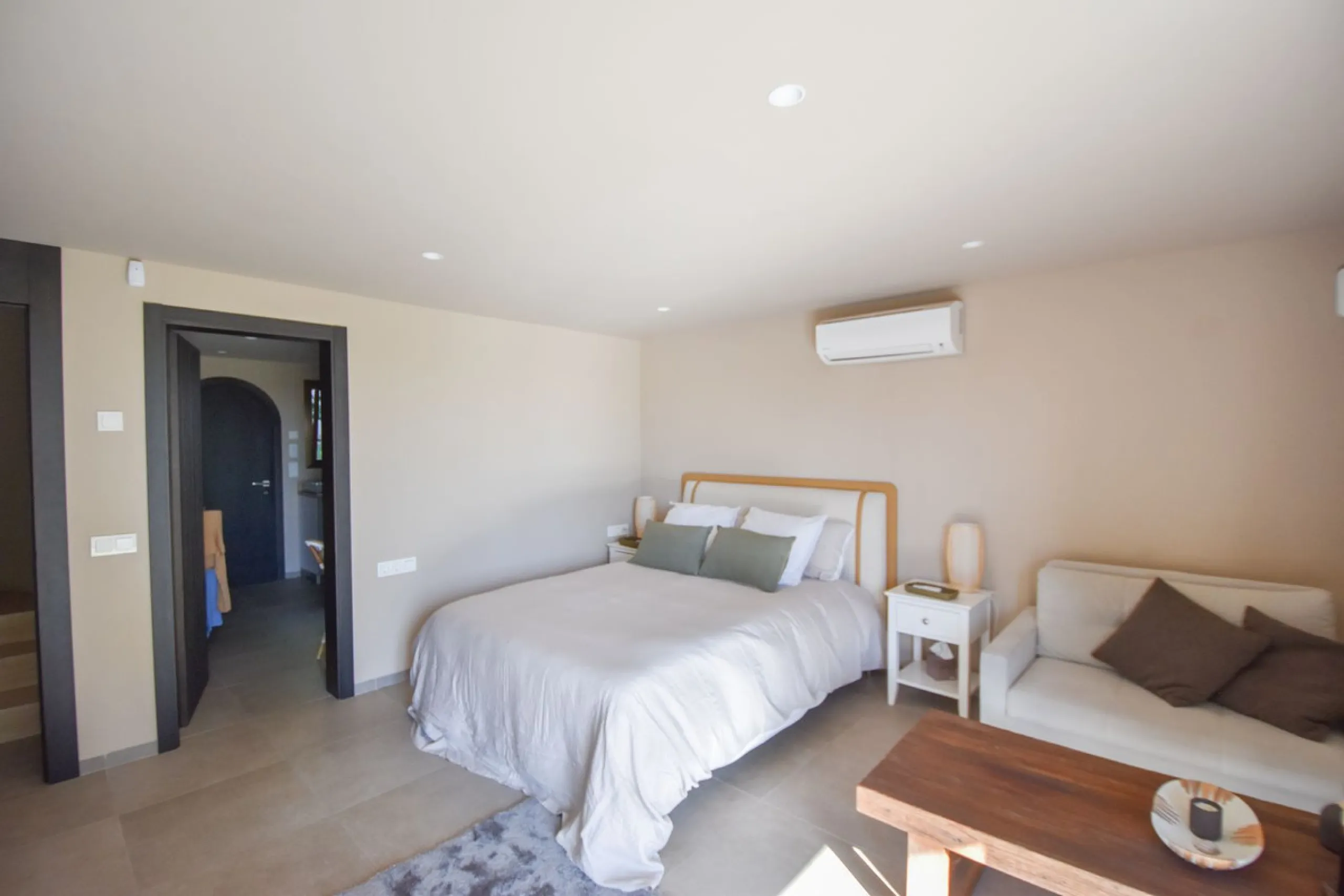 Welcome to luxury living in the prestigious La Capellania, in Marbella Hill Club! This exquisite villa offers sophistication and tranquility, boasting 5 bedrooms and 4 bathrooms across its meticulously designed interiors. The spacious layout provides an a