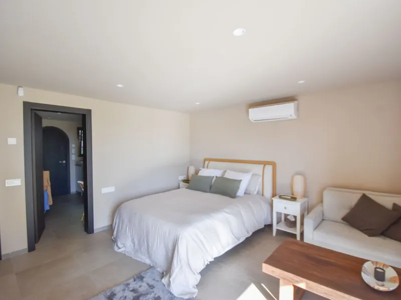 Welcome to luxury living in the prestigious La Capellania, in Marbella Hill Club! This exquisite villa offers sophistication and tranquility, boasting 5 bedrooms and 4 bathrooms across its meticulously designed interiors. The spacious layout provides an a