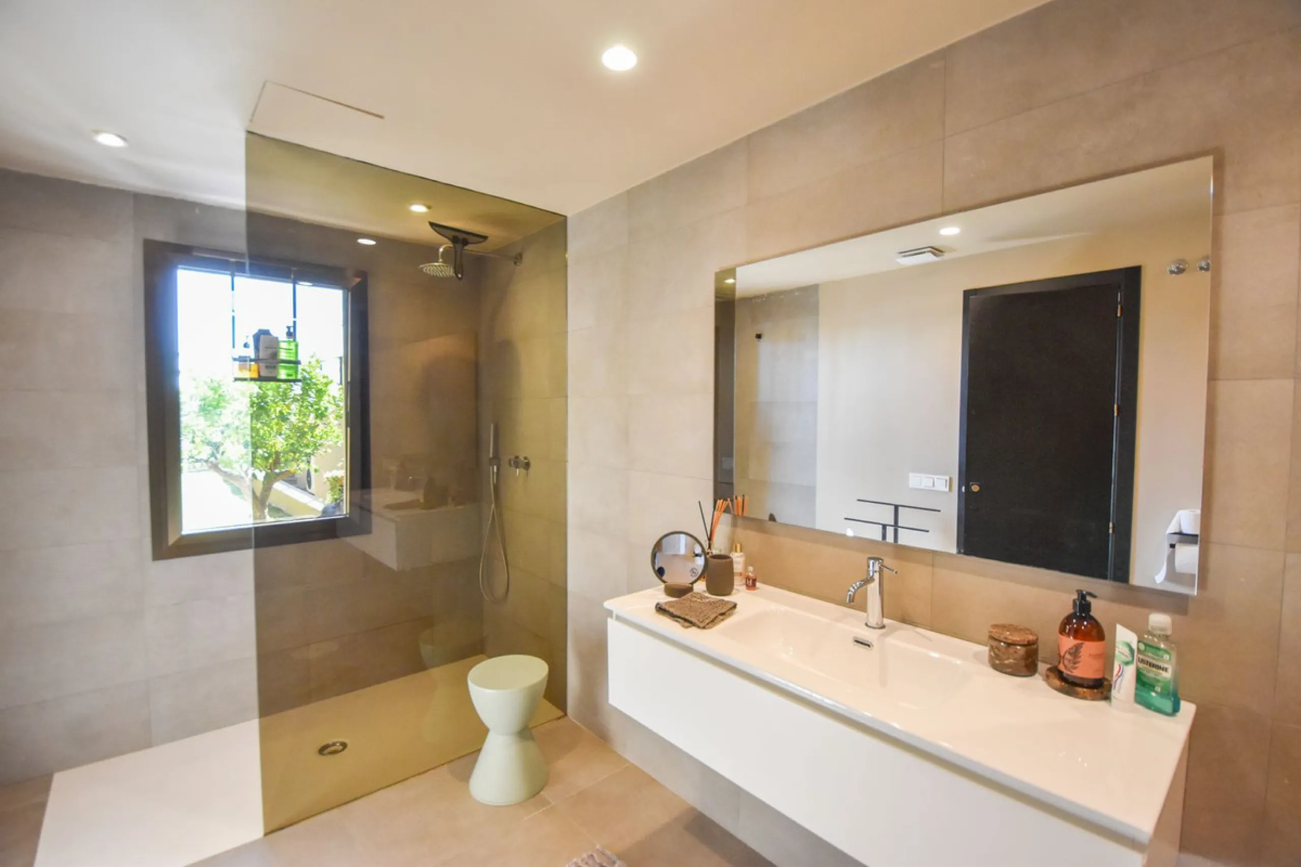 Welcome to luxury living in the prestigious La Capellania, in Marbella Hill Club! This exquisite villa offers sophistication and tranquility, boasting 5 bedrooms and 4 bathrooms across its meticulously designed interiors. The spacious layout provides an a