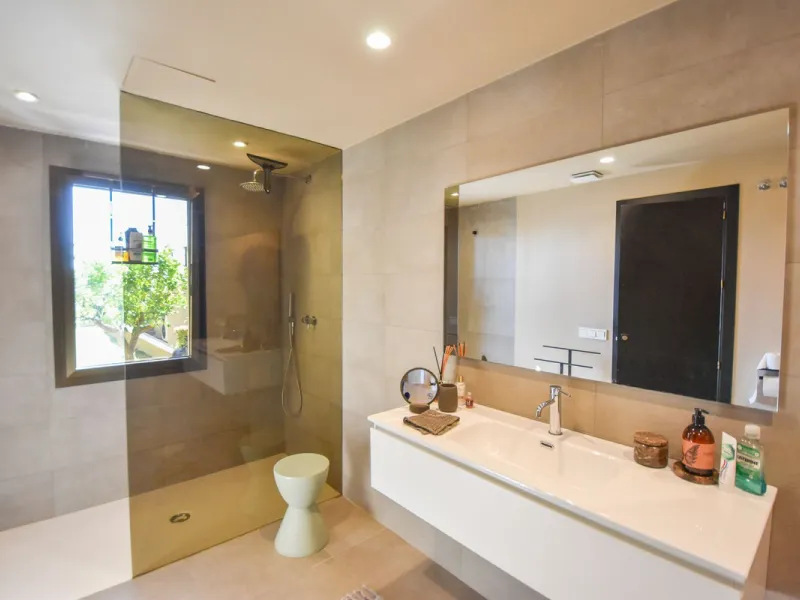 Welcome to luxury living in the prestigious La Capellania, in Marbella Hill Club! This exquisite villa offers sophistication and tranquility, boasting 5 bedrooms and 4 bathrooms across its meticulously designed interiors. The spacious layout provides an a