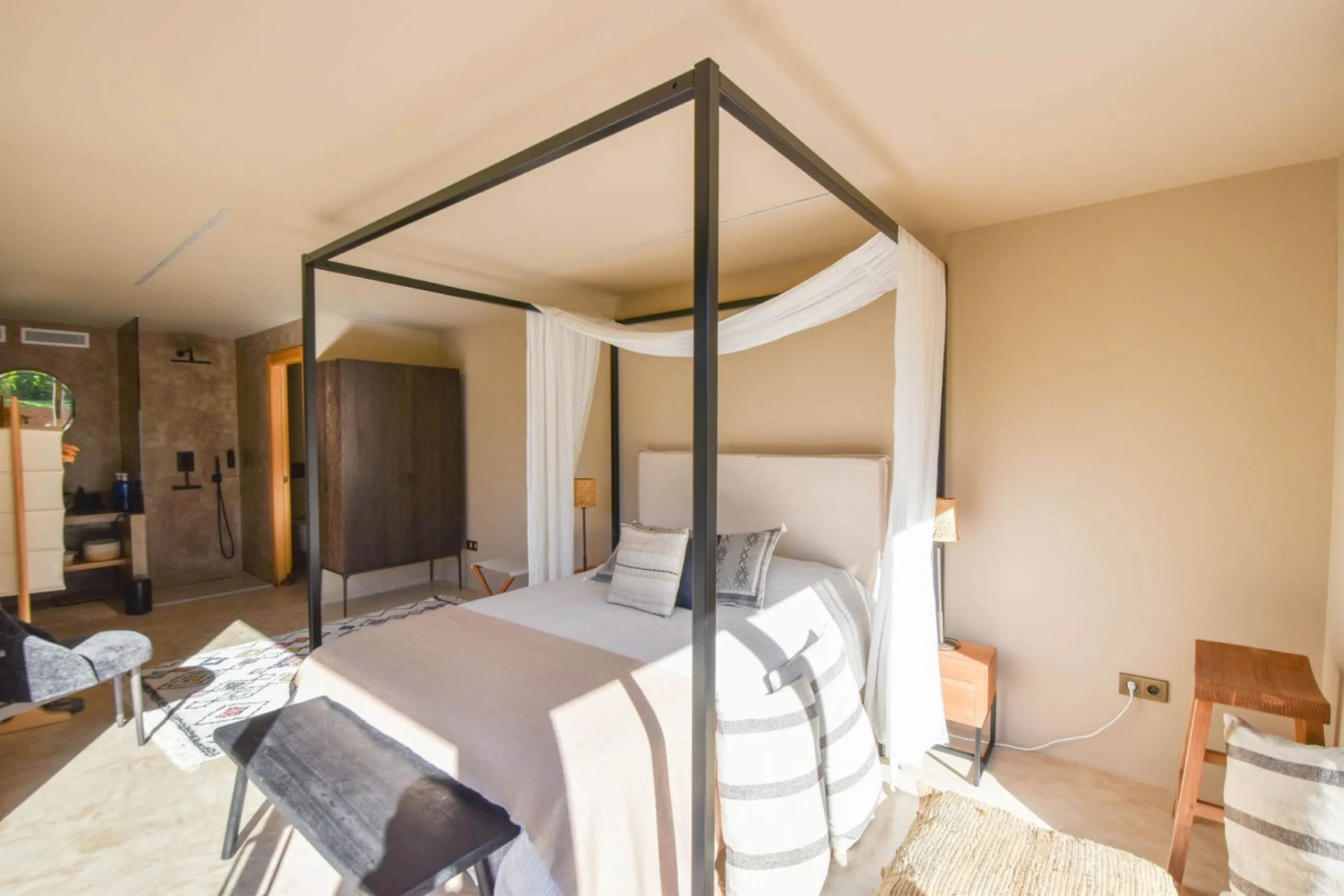 Welcome to luxury living in the prestigious La Capellania, in Marbella Hill Club! This exquisite villa offers sophistication and tranquility, boasting 5 bedrooms and 4 bathrooms across its meticulously designed interiors. The spacious layout provides an a
