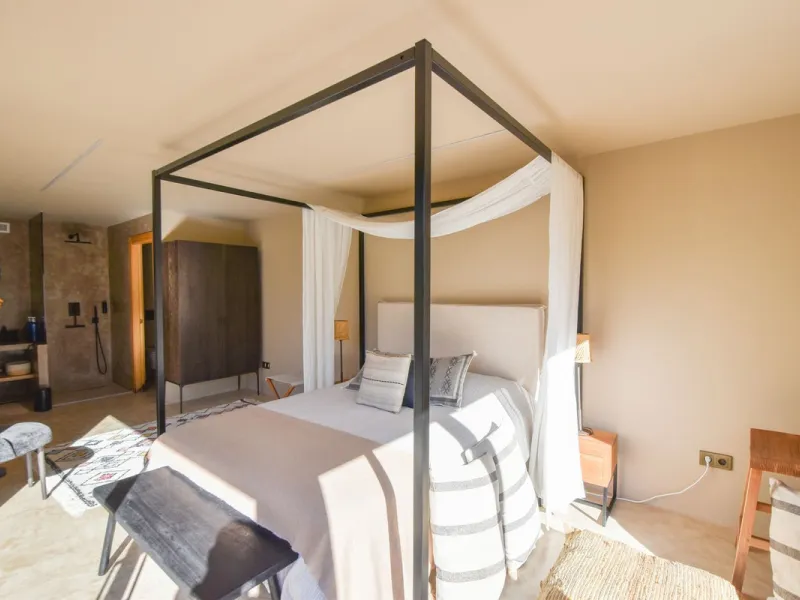 Welcome to luxury living in the prestigious La Capellania, in Marbella Hill Club! This exquisite villa offers sophistication and tranquility, boasting 5 bedrooms and 4 bathrooms across its meticulously designed interiors. The spacious layout provides an a