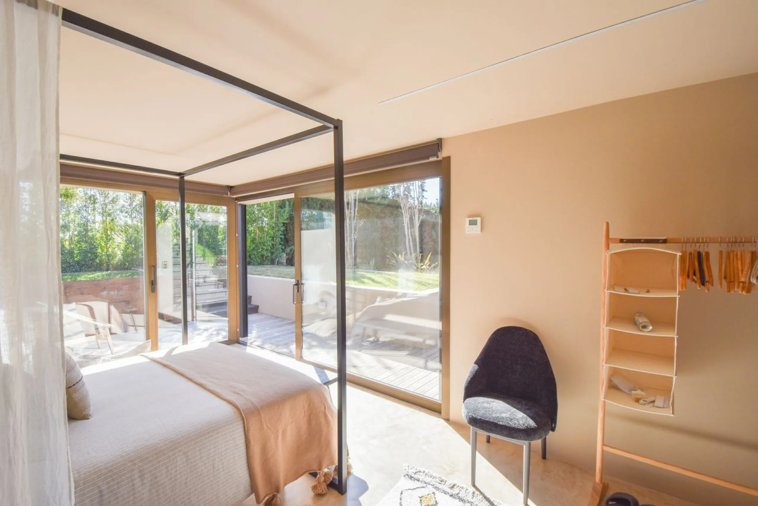 Welcome to luxury living in the prestigious La Capellania, in Marbella Hill Club! This exquisite villa offers sophistication and tranquility, boasting 5 bedrooms and 4 bathrooms across its meticulously designed interiors. The spacious layout provides an a
